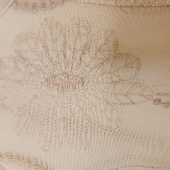 Dressbarn Women's Champagne Embroidered Floral Lace Blouse Size S - Picture 12 of 16